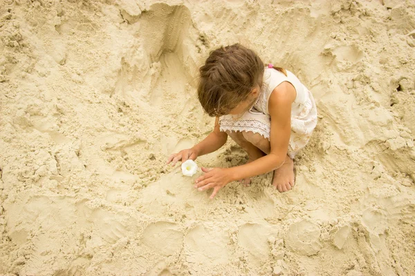 Bambina, capelli castani intrecciati in un abito leggero gioca nel — Foto Stock