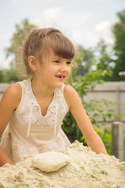 Niña, pelo morena trenzado en un vestido ligero juega en el — Foto de Stock