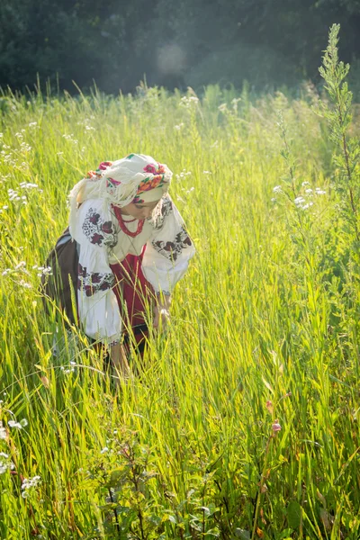 Young girl, Ukrainian national costume, works in the fields, rea — Stock Photo, Image