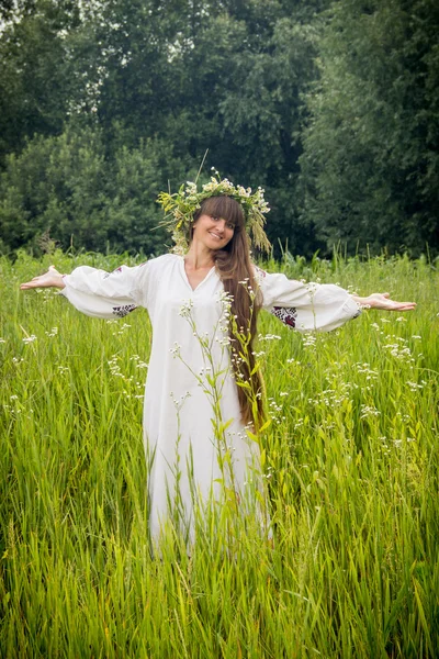 Young girl in the Ukrainian embroidered shirt, with a wreath of — ストック写真