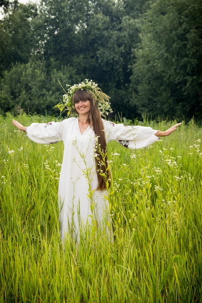 Giovane ragazza in camicia ucraina ricamata, con una corona di — Foto Stock