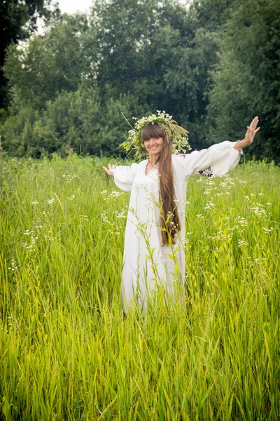 Young girl in the Ukrainian embroidered shirt, with a wreath of — Zdjęcie stockowe