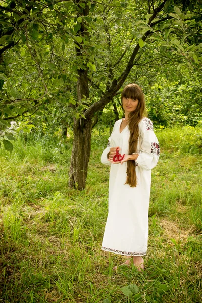 Молодая девушка в украинской вышитой рубашке, стоящая босиком — стоковое фото