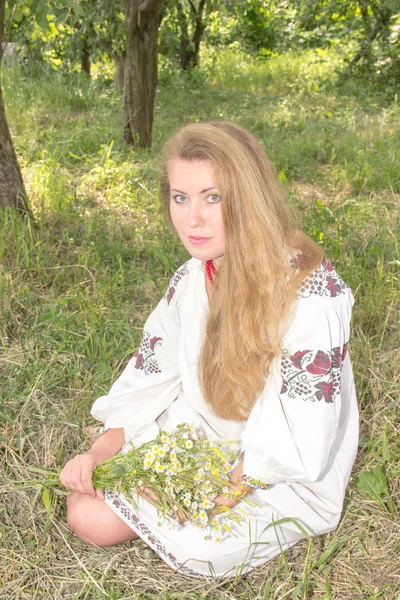 Young girl, Ukrainian national costume, standing barefoot on the — Stock Photo, Image