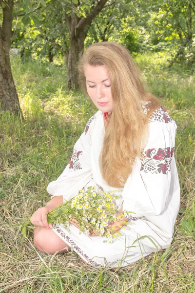 Young girl, Ukrainian national costume, standing barefoot on the — Zdjęcie stockowe