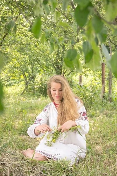 Young girl, Ukrainian national costume, standing barefoot on the — Zdjęcie stockowe