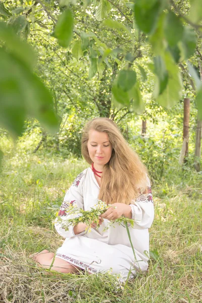 Young girl, Ukrainian national costume, standing barefoot on the — Stock Photo, Image