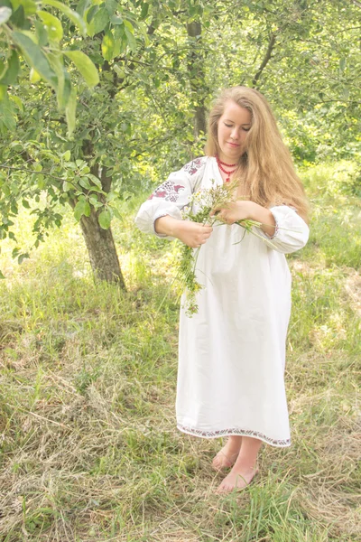 Young girl, Ukrainian national costume, standing barefoot on the — ストック写真