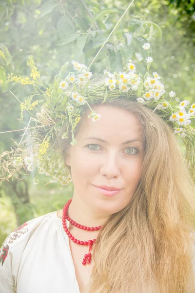 Young girl, Ukrainian national costume, standing barefoot on the — Stockfoto