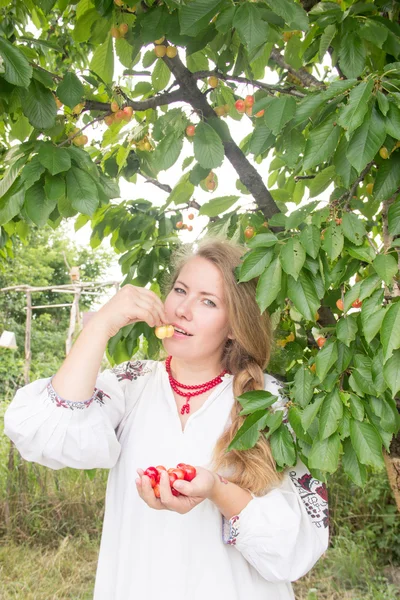 Young girl, Ukrainian national costume, standing barefoot on the — Stock Fotó