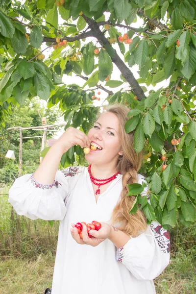 Young girl, Ukrainian national costume, standing barefoot on the — Stock Photo, Image