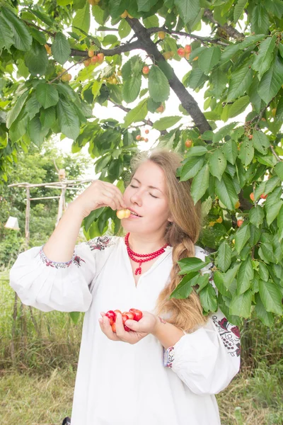 Young girl, Ukrainian national costume, standing barefoot on the — Zdjęcie stockowe