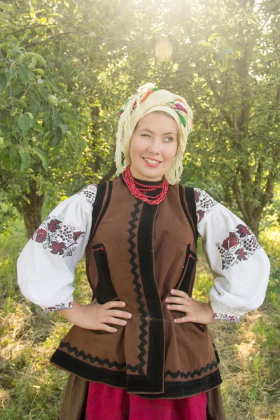 Young girl, Ukrainian national costume, standing barefoot on the — Stok fotoğraf