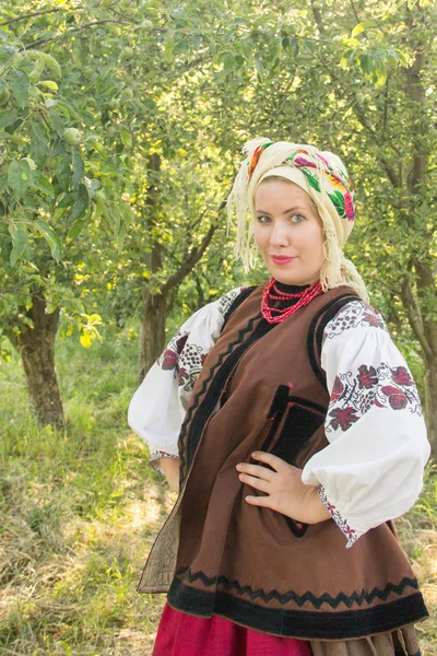 Young girl, Ukrainian national costume, standing barefoot on the — Stock fotografie