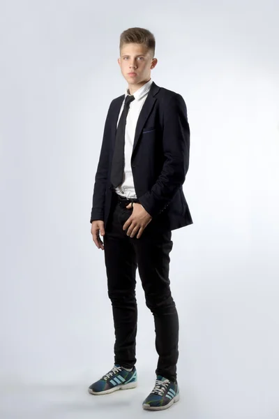 Genç bir çocuk, beyaz bir backgro üzerinde siyah elbiseli esmer öğrenci