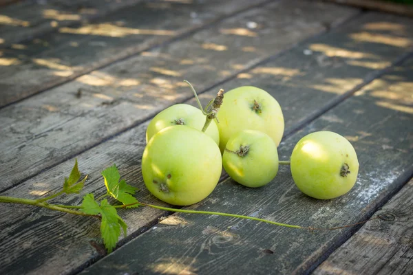 Яблоки класса "Папировка", белое яблоко на старом деревянном столешнице — стоковое фото