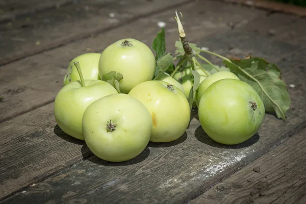 Manzanas de grado papirovka, manzana blanca sobre una mesa de madera vieja — Foto de Stock