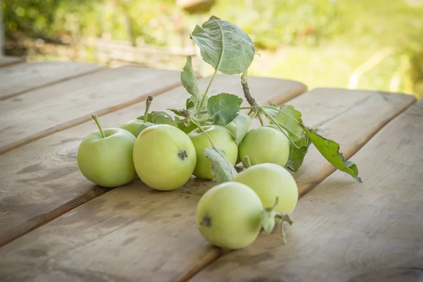 Manzanas de grado papirovka, manzana blanca sobre una mesa de madera vieja — Foto de Stock