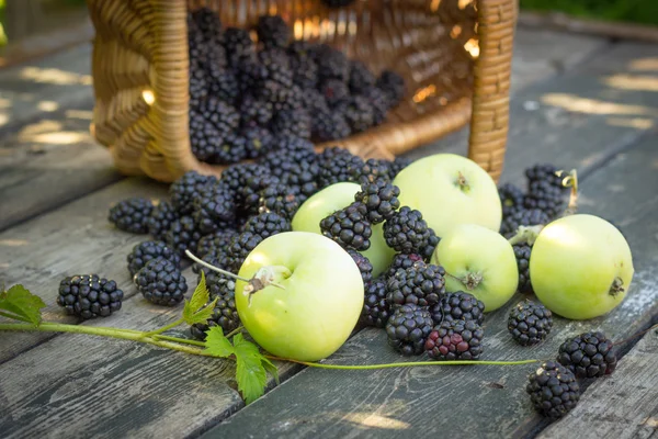 Papirovka rang appels, witte appels en bramen zwart op een — Stockfoto