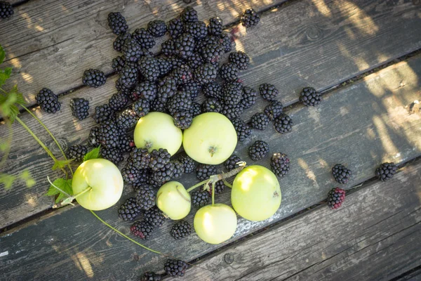 Papirovka grade apples, white apples and blackberries black on a — Stock Photo, Image