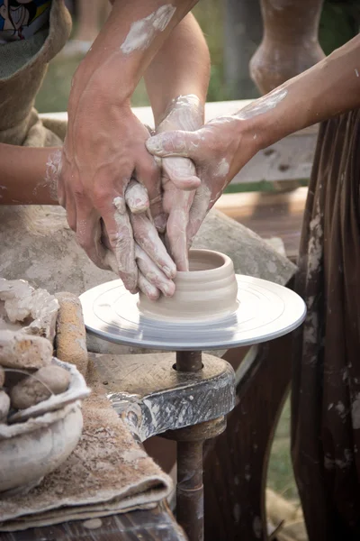 Hands in the clay, four hands molded clay, the clay on a potter' — Stock Photo, Image