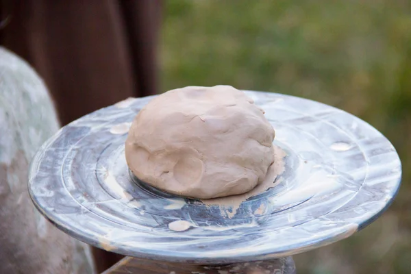 Hands in the clay, four hands molded clay, the clay on a potter' — Stock Photo, Image