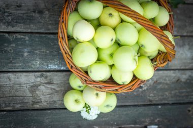 Beyaz elma çeşitli Papirovka üzerinde eski bir woode hasır sepet içinde