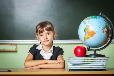 Kız, kız öğrenci 6 yaşındaki siyah elbise ve beyaz sh okul,