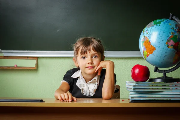 Skola, flicka, skolflicka 6 år i en svart klänning och en vit sh — Stockfoto