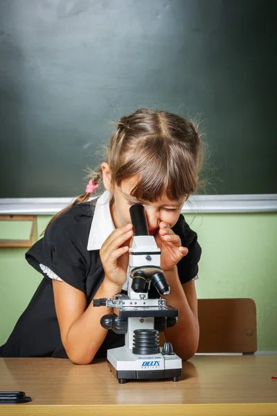 Skola, flicka, skolflicka 6 år i en svart klänning och en vit sh — Stockfoto