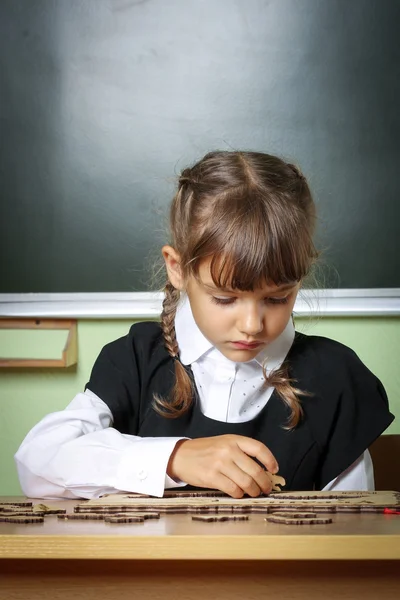 Escola, menina, estudante 6 anos em um vestido preto e um branco sh — Fotografia de Stock