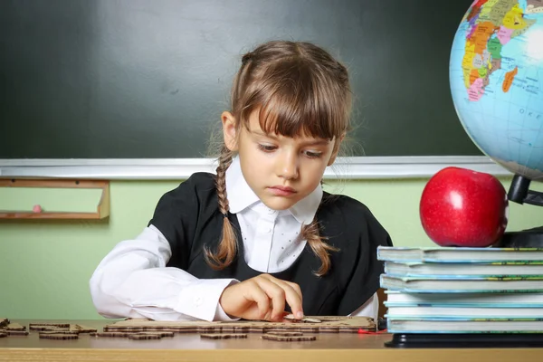 Skola, flicka, skolflicka 6 år i en svart klänning och en vit sh — Stockfoto