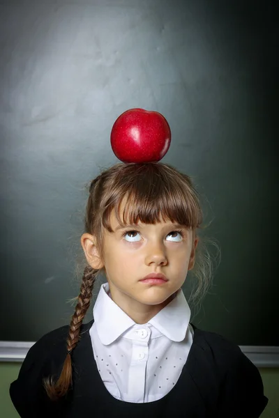 Scuola, ragazza, scolara 6 anni in un abito nero e una cenere bianca — Foto Stock