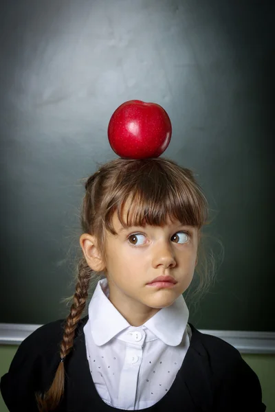 Scuola, ragazza, scolara 6 anni in un abito nero e una cenere bianca — Foto Stock