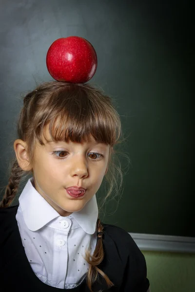 Scuola, ragazza, scolara 6 anni in un abito nero e una cenere bianca — Foto Stock