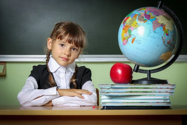 Skola, flicka, skolflicka 6 år i en svart klänning och en vit sh — Stockfoto