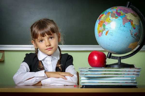 Scuola, ragazza, scolara 6 anni in un abito nero e una cenere bianca — Foto Stock