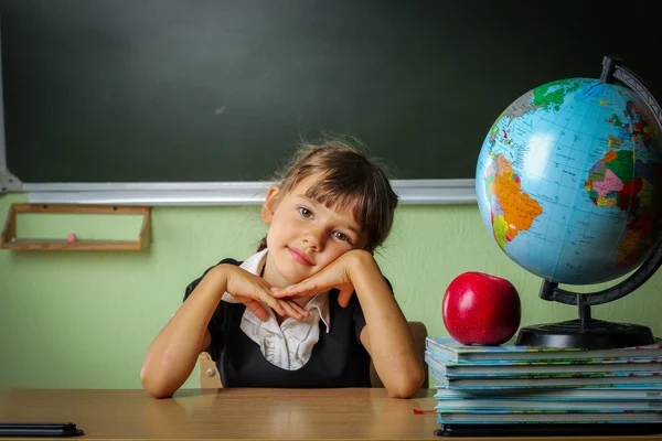 Kız, kız öğrenci 6 yaşındaki siyah elbise ve beyaz sh okul,