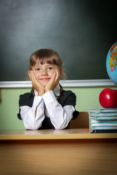 Escuela, niña, colegiala 6 años en un vestido negro y una sh blanco —  Fotos de Stock