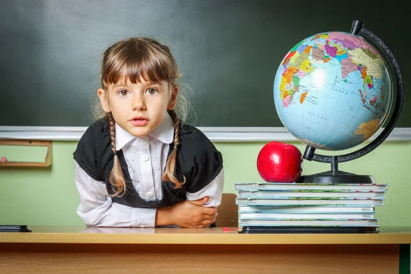 Escuela, niña, colegiala 6 años en un vestido negro y una sh blanco —  Fotos de Stock