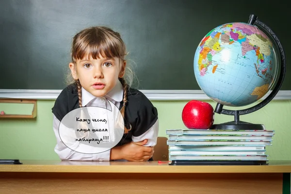 Skola, flicka, skolflicka 6 år i en svart klänning och en vit sh — Stockfoto