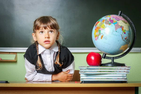 Escola, menina, estudante 6 anos em um vestido preto e um branco sh — Fotografia de Stock