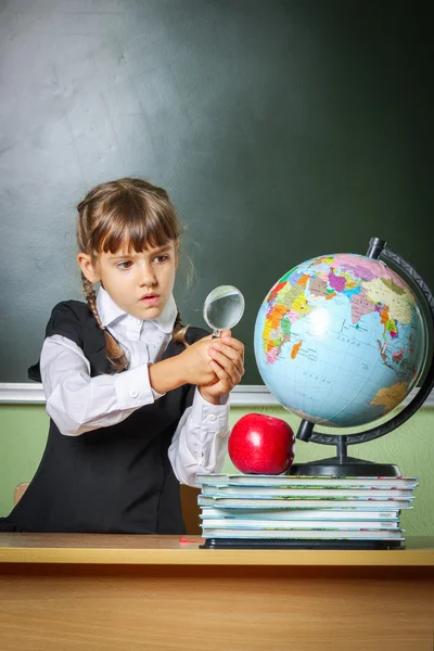 Escuela, niña, colegiala 6 años en un vestido negro y una sh blanco —  Fotos de Stock