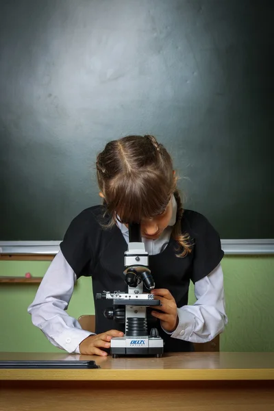 Skola, flicka, skolflicka 6 år i en svart klänning och en vit sh — Stockfoto