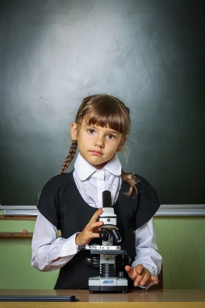 Escuela, niña, colegiala 6 años en un vestido negro y una sh blanco —  Fotos de Stock