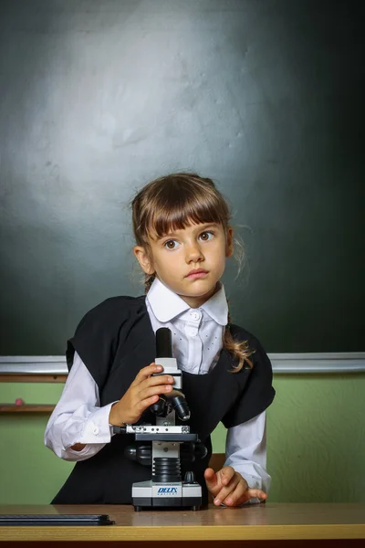 Escuela, niña, colegiala 6 años en un vestido negro y una sh blanco —  Fotos de Stock