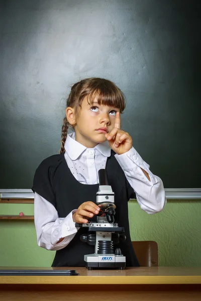 Scuola, ragazza, scolara 6 anni in un abito nero e una cenere bianca — Foto Stock