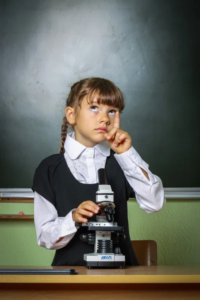 Escuela, niña, colegiala 6 años en un vestido negro y una sh blanco —  Fotos de Stock