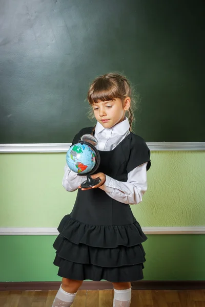 Школярка, дівчина, школярка 6 років в чорній сукні і біла ш — стокове фото