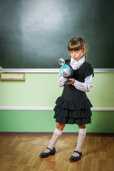 Kız, kız öğrenci 6 yaşındaki siyah elbise ve beyaz sh okul, — Stok fotoğraf